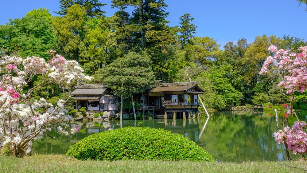 large_Kenrokuen-garden-kanazawa-japan-shutterstock_635063336_9f2bbc7758