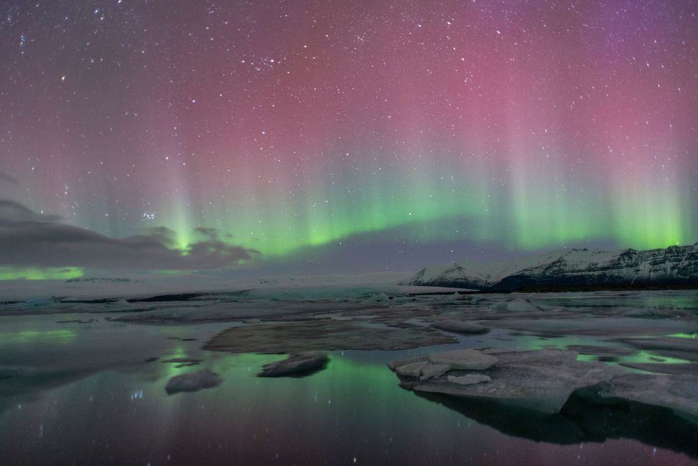 large_aurora-borealis-as-seen-from-jolulsarlon-glacier-lake-iceland-7_d8bd2ee857