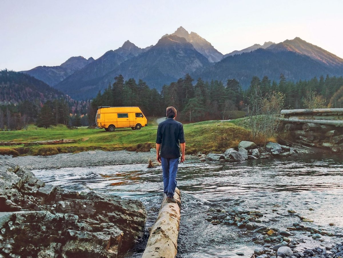 travel-solo-man-mountain-hiking-shutterstock_1409467877 (1)